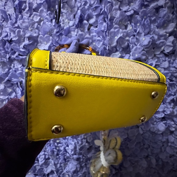 🔥New IN 💡ATTIRE YELLOW CROSSBODY BAG🔥 - Picture 4 of 9